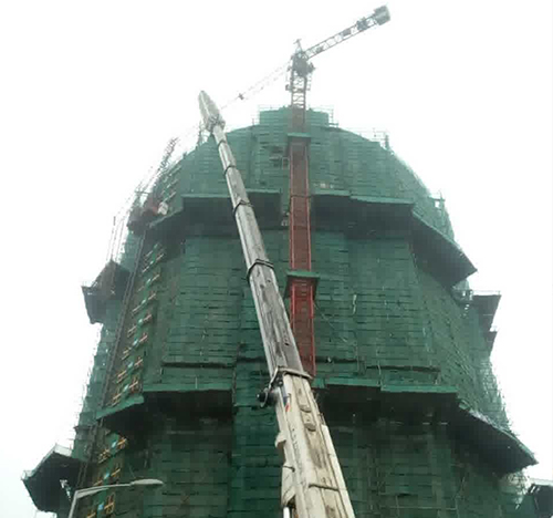 信阳吊车在工地上作业